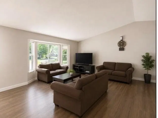 Photo 4 of 12 at 14565 91a Avenue