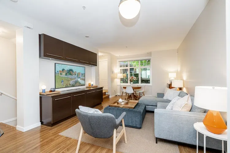 Photo 4 of 18 at 3826 Welwyn Street