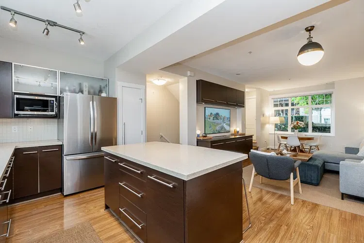 Photo 5 of 18 at 3826 Welwyn Street