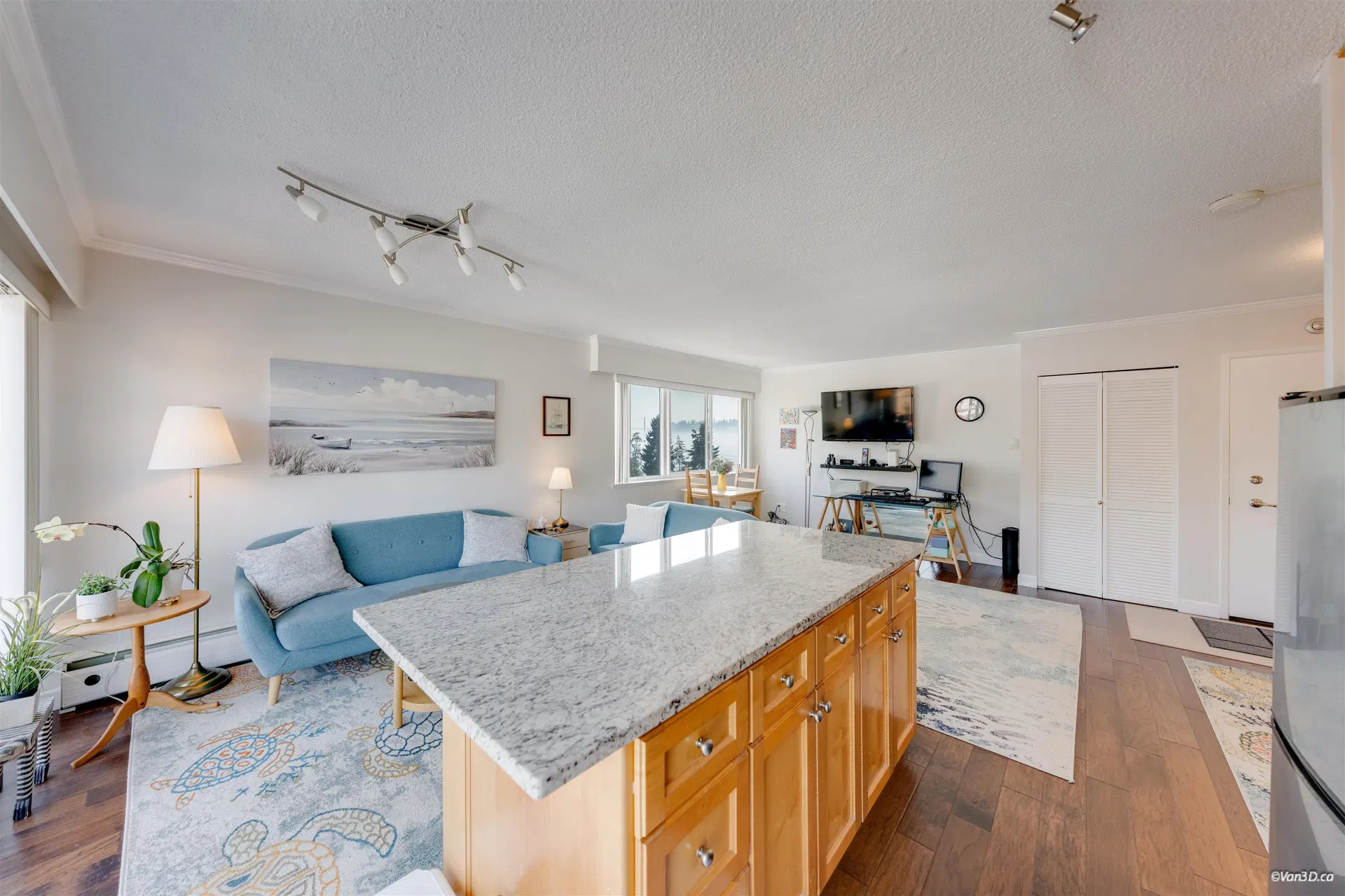 Photo 5 of 33 at #403 – 1845 Bellevue Avenue