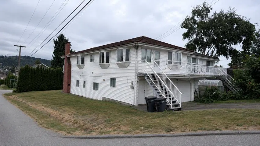 Photo 3 of 24 at 11 Stratford Avenue