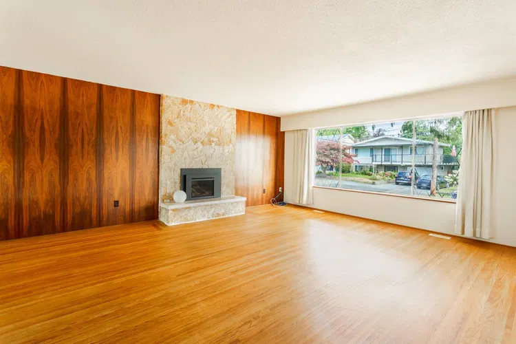 Photo 3 of 32 at 15732 Goggs Avenue