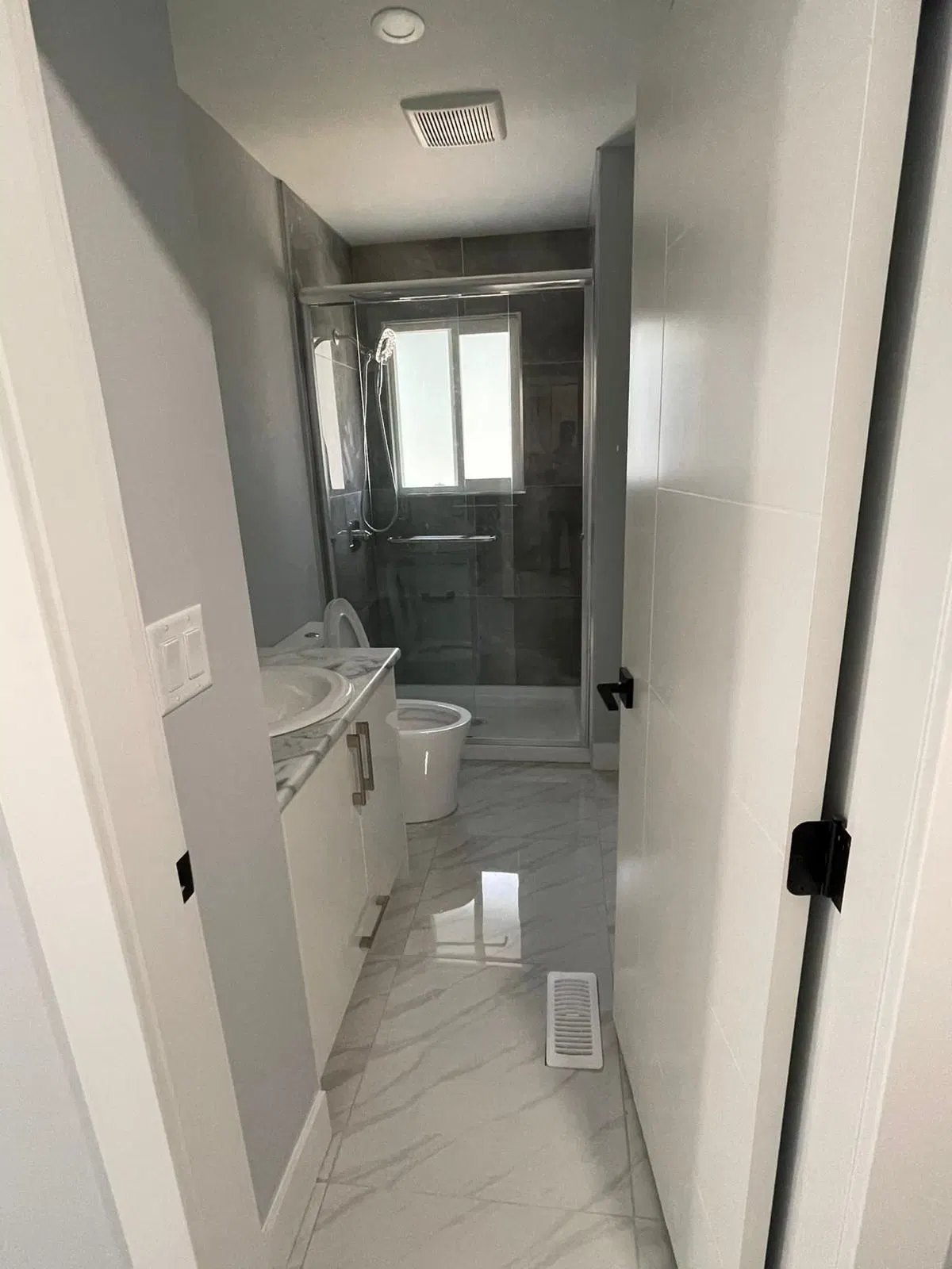 Photo 3 of 9 at 13272 97 Avenue