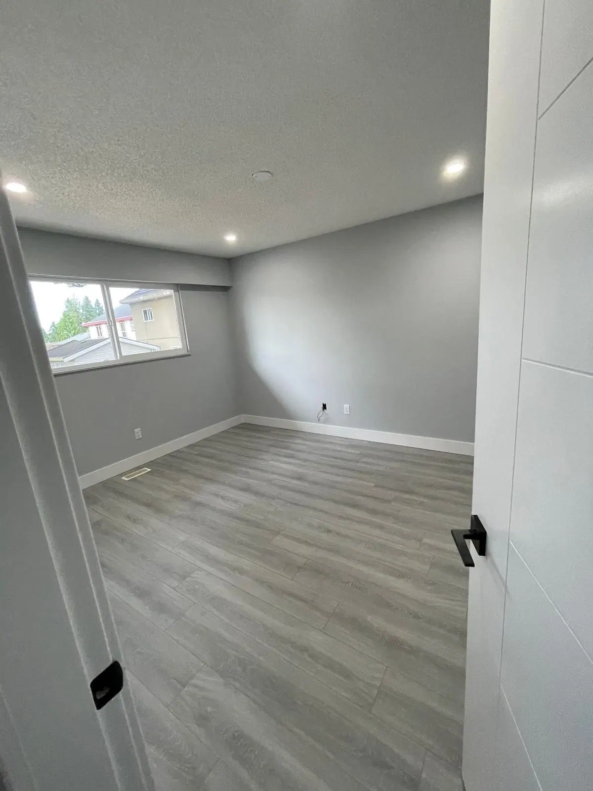 Photo 4 of 9 at 13272 97 Avenue