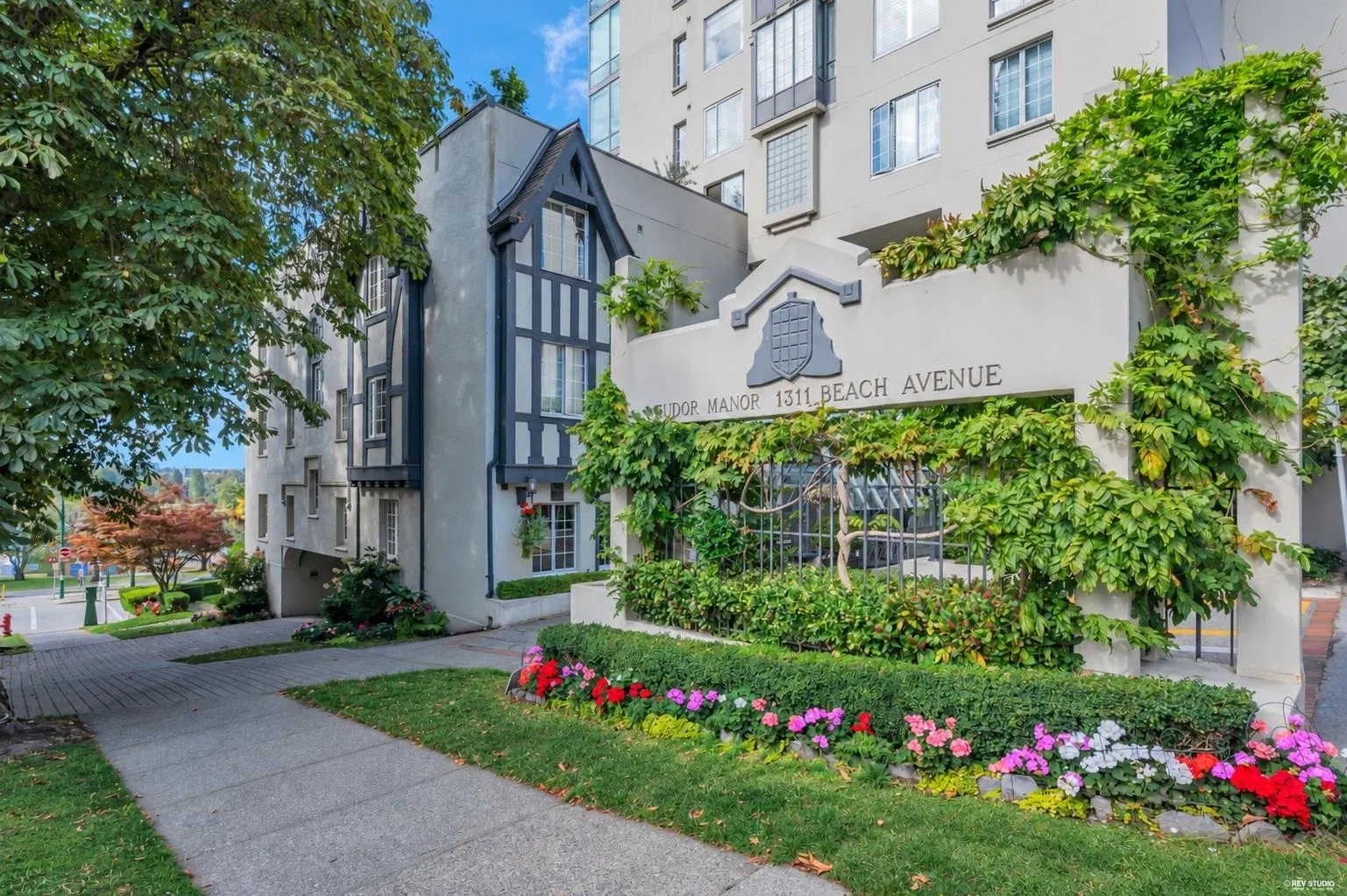 Photo 2 of 38 at #209 – 1311 Beach Avenue