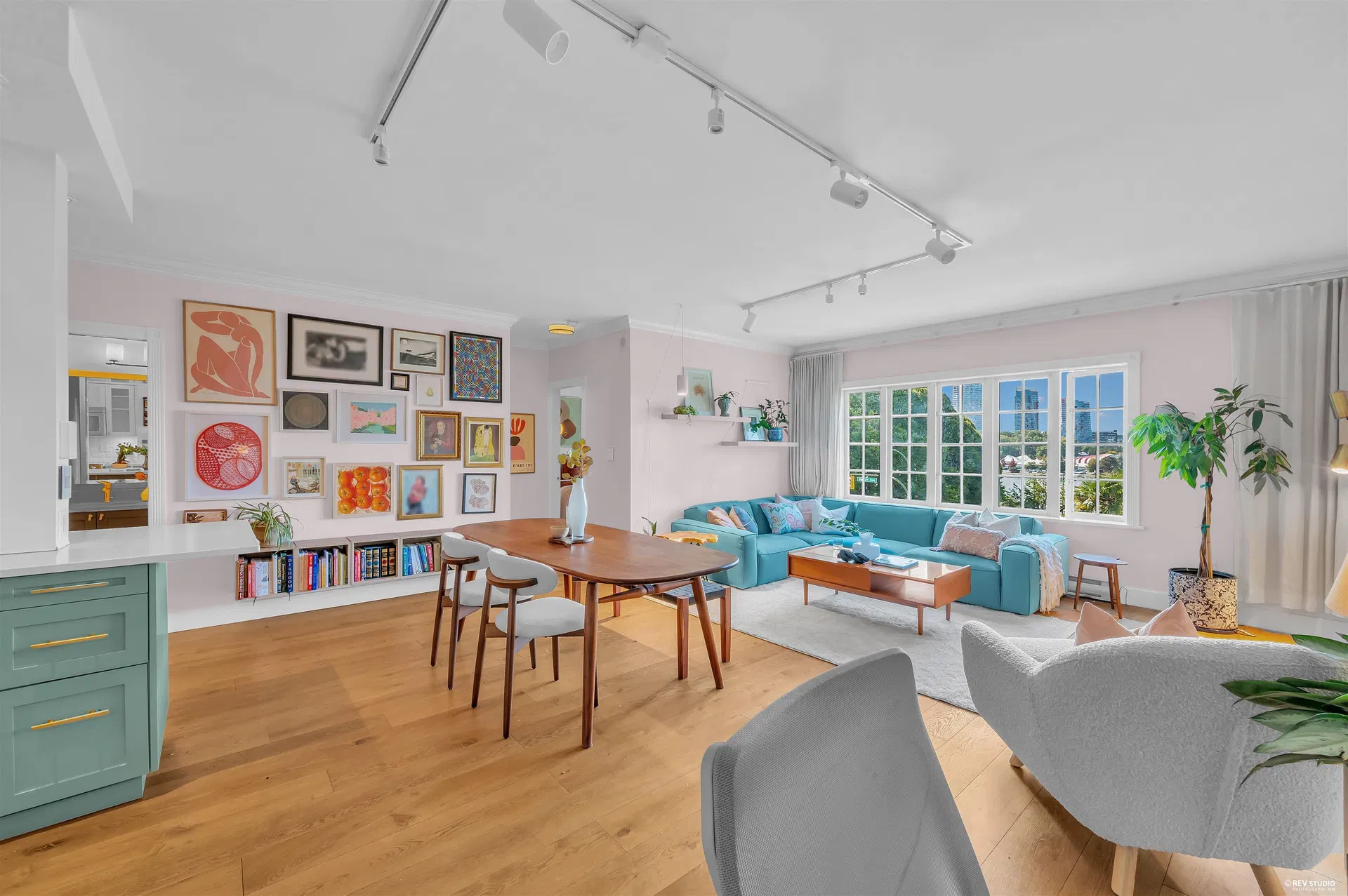 Photo 3 of 38 at #209 – 1311 Beach Avenue