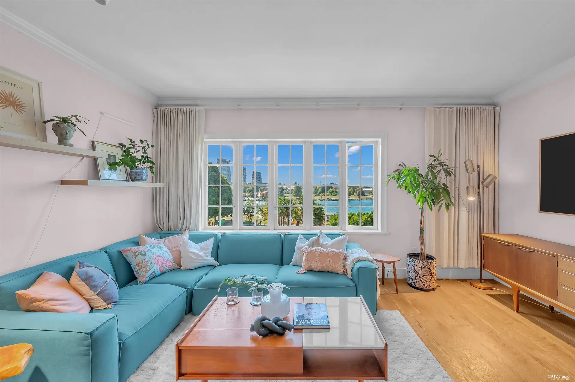 Photo 4 of 38 at #209 – 1311 Beach Avenue