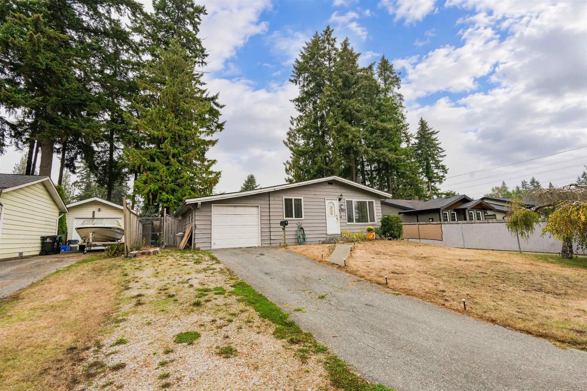 Photo 3 of 19 at 4567 202 Street