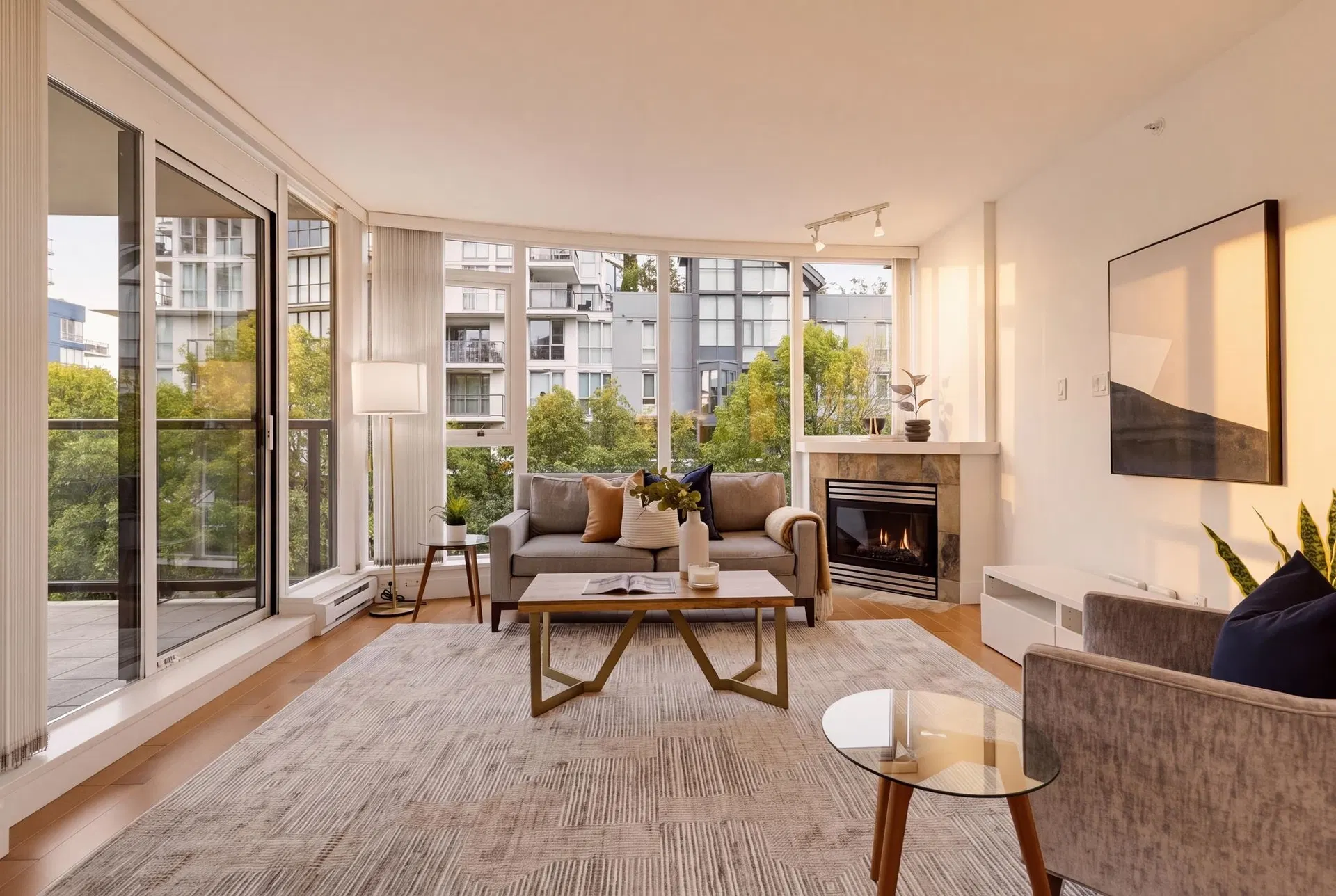 Photo 5 of 34 at #404 – 1428 W 6th Avenue