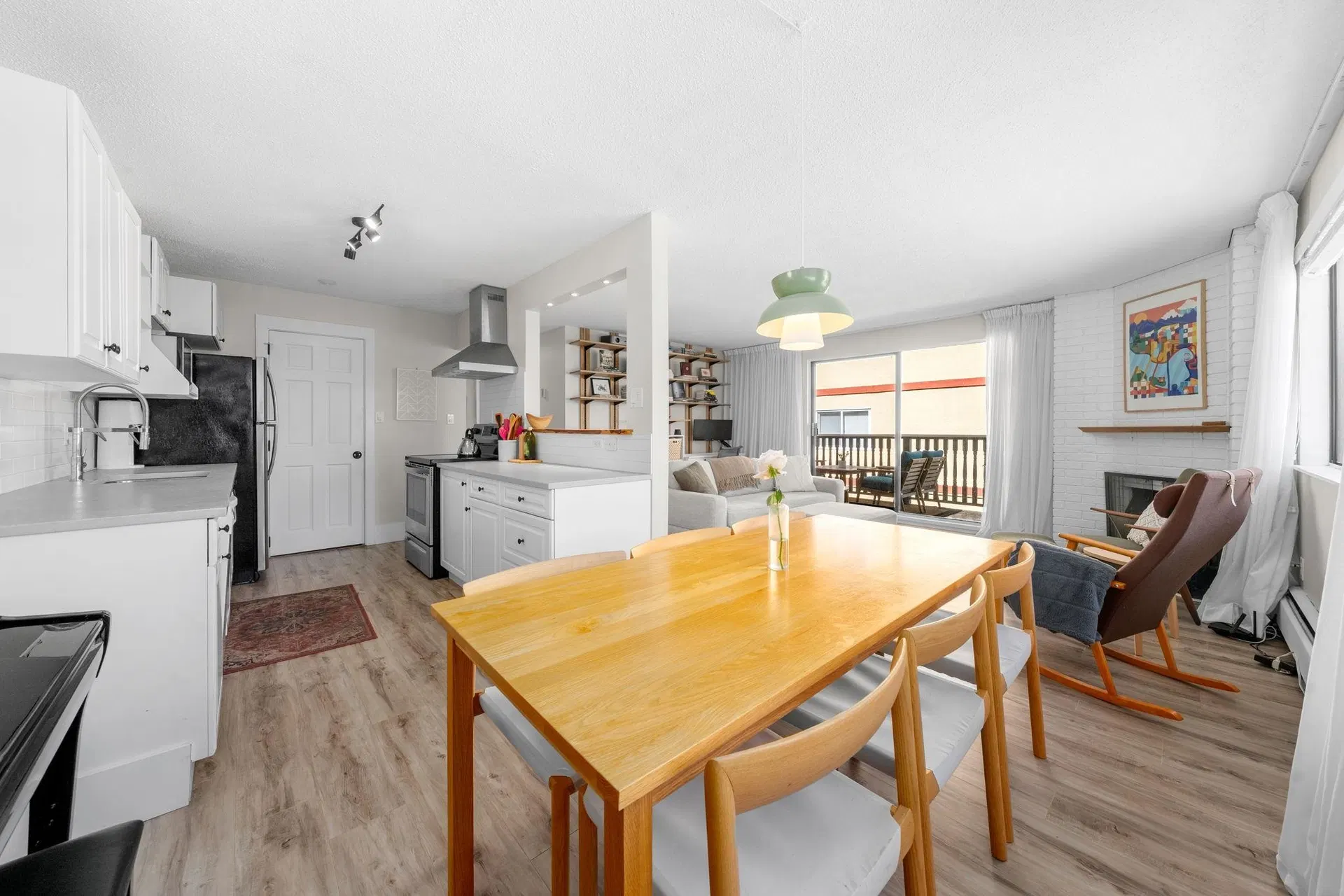 Photo 2 of 30 at #202 – 1610 Chesterfield Avenue