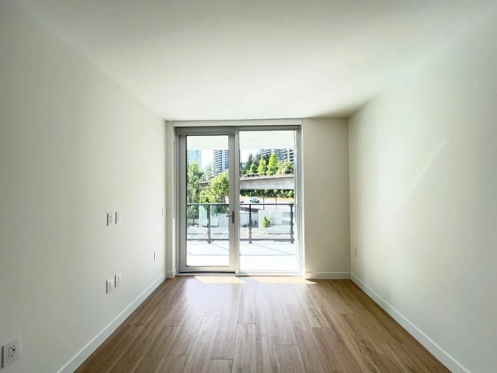 Photo 4 of 12 at #409 – 2135 Springer Avenue