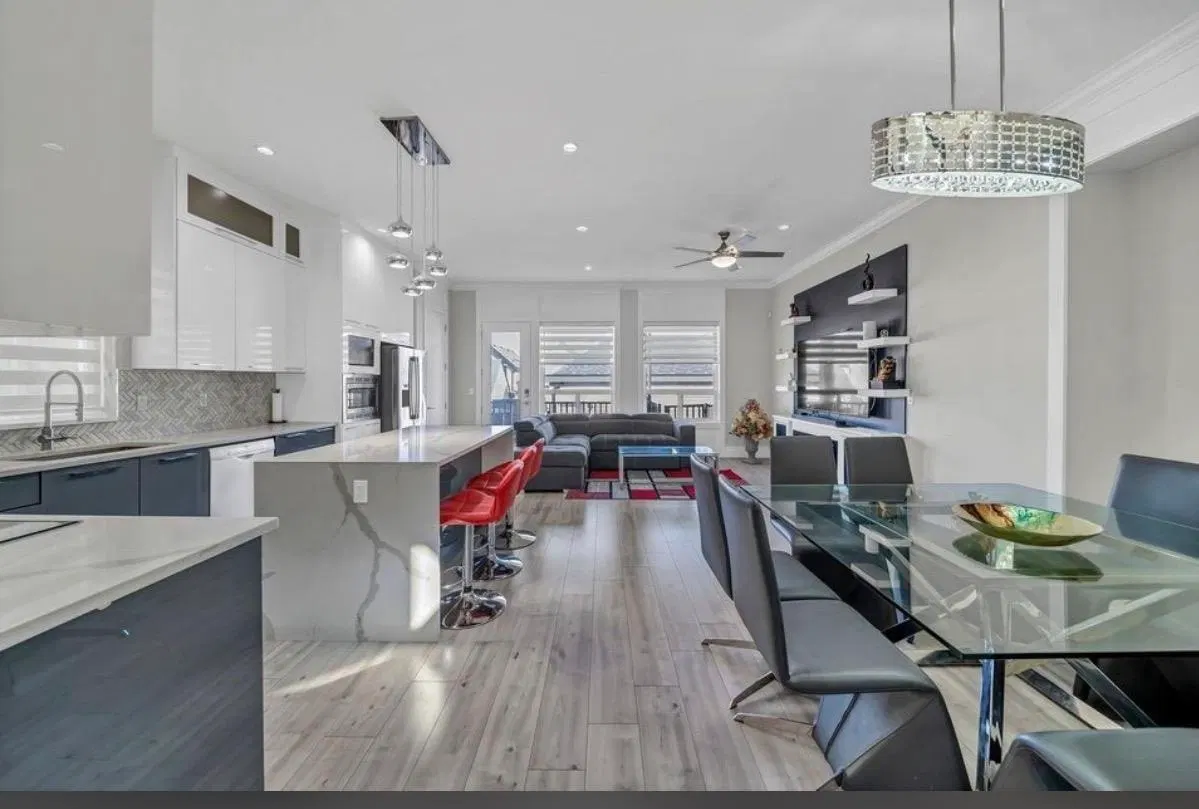 Photo 3 of 10 at 14039 59a Avenue