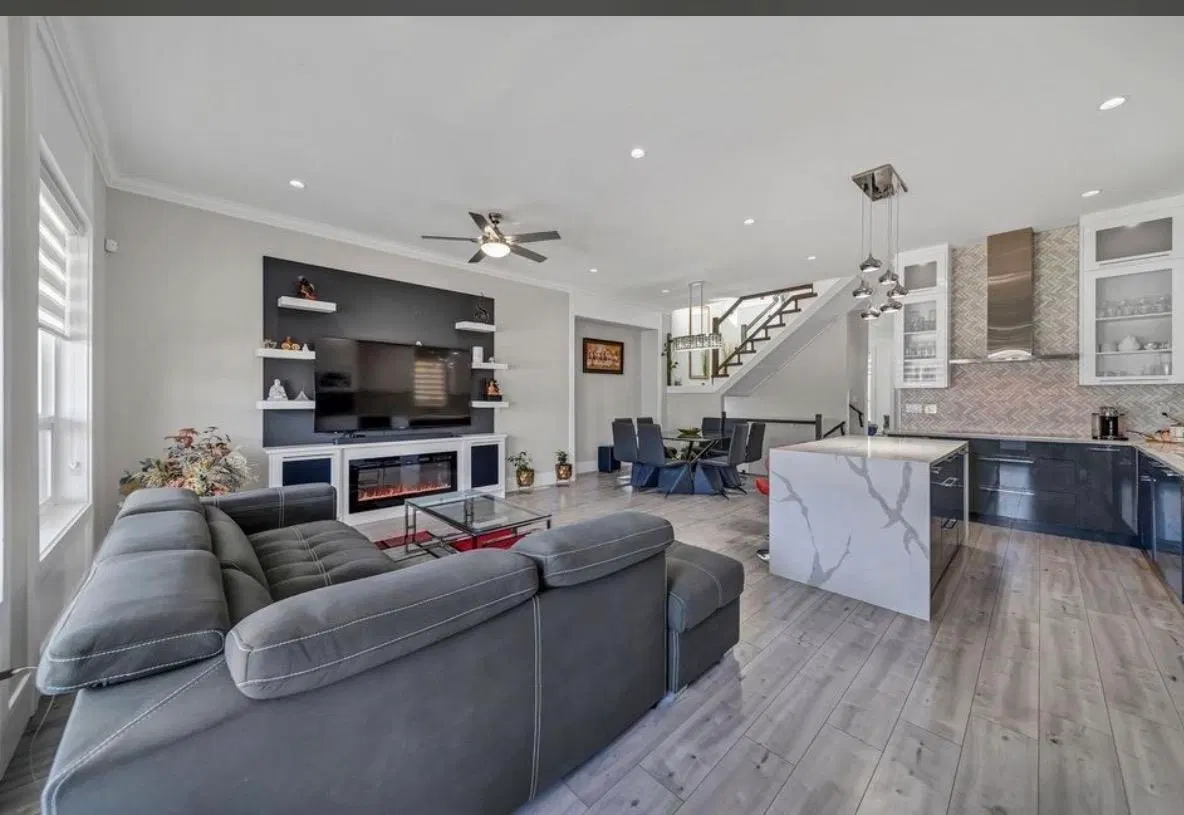 Photo 5 of 10 at 14039 59a Avenue