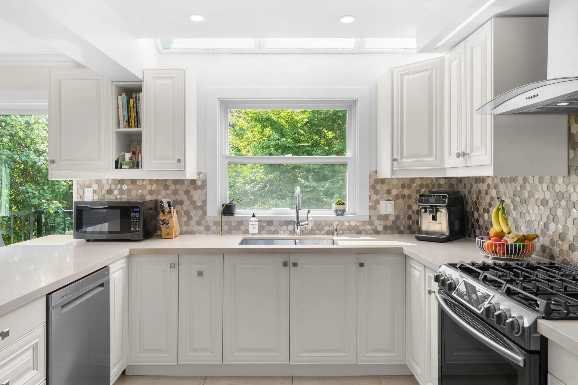 Photo 2 of 34 at #4 – 230 W 16th Street