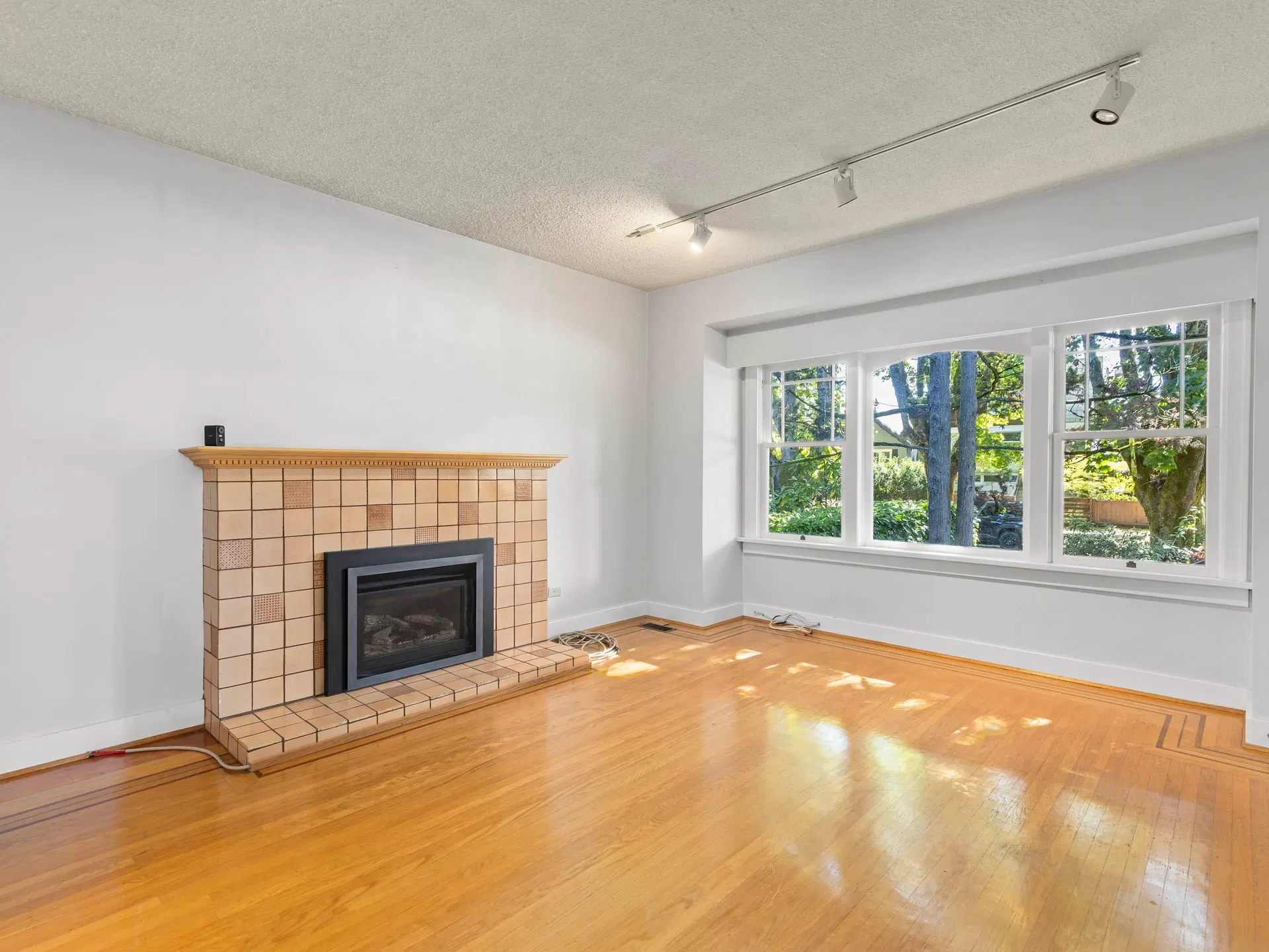 Photo 3 of 30 at 3989 W 19th Avenue