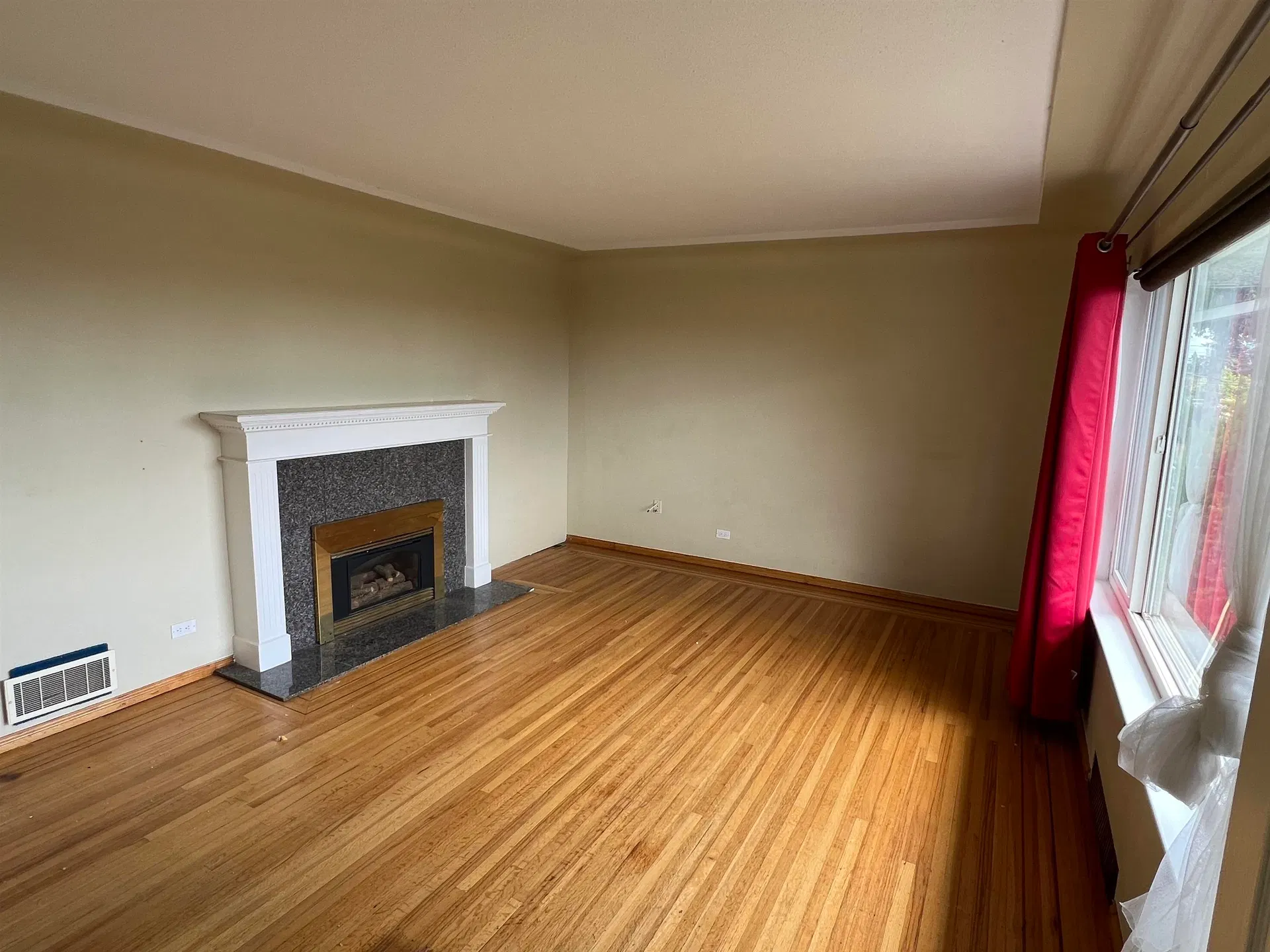 Photo 5 of 9 at 5941 Carson Street