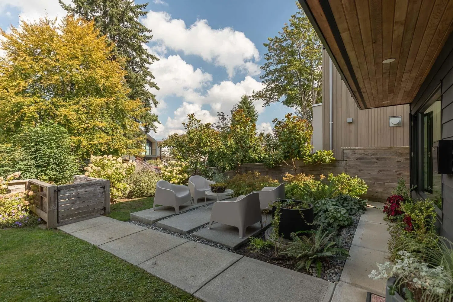 Photo 4 of 36 at 520 E 30th Avenue
