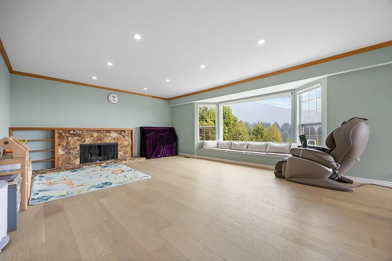 Photo 3 of 38 at 96 Bonnymuir Drive