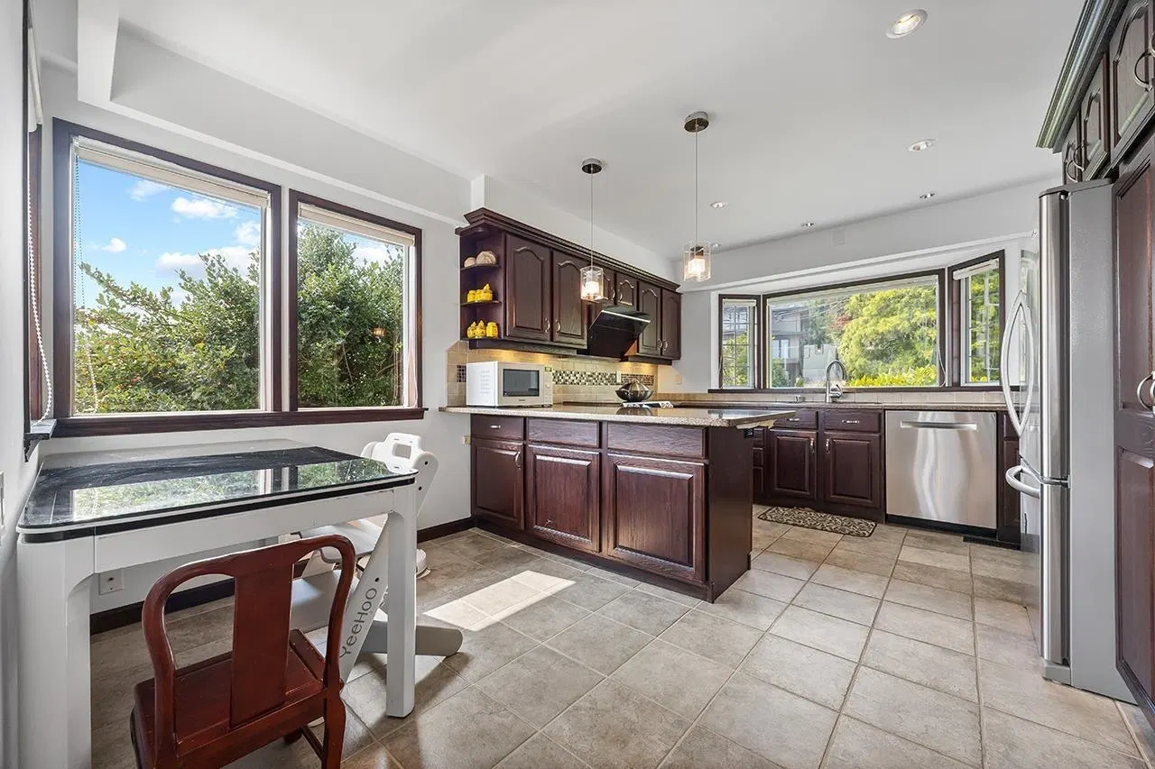 Photo 5 of 38 at 96 Bonnymuir Drive