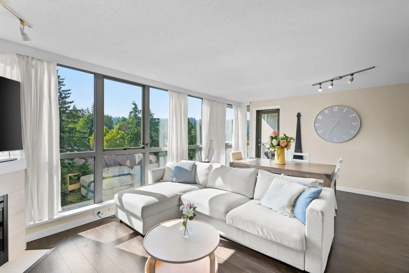 Photo 4 of 32 at #902 – 295 Guildford Way