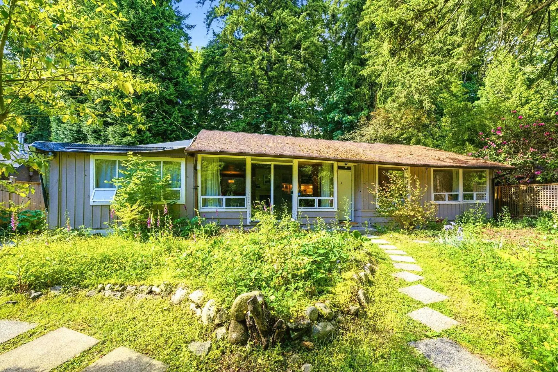 Photo 1 of 23 at 1463 Avonlynn Crescent