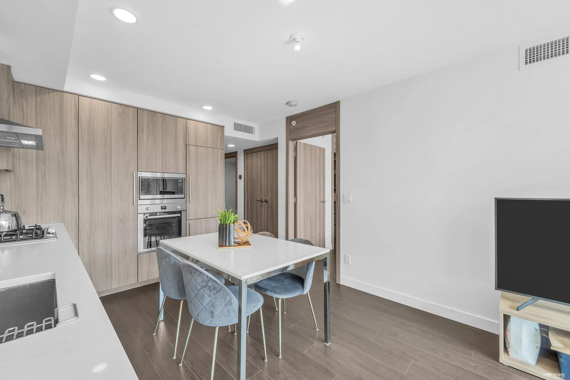 Photo 4 of 35 at #617 – 8800 Hazelbridge Way
