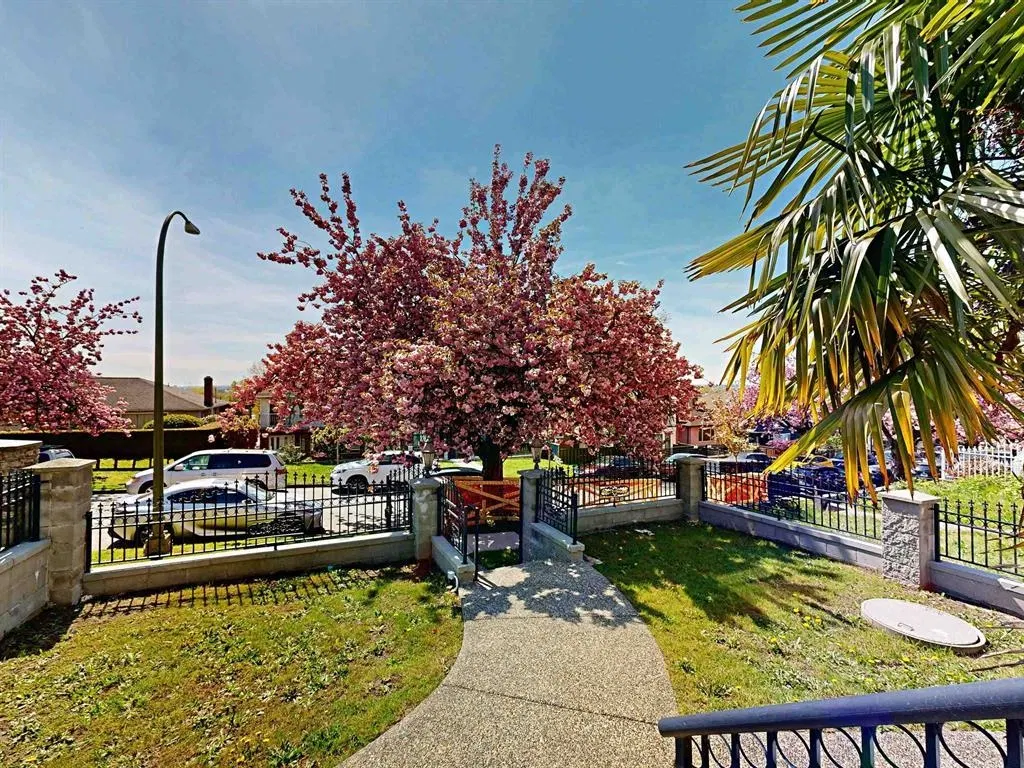 Photo 4 of 21 at 919 E 64th Avenue
