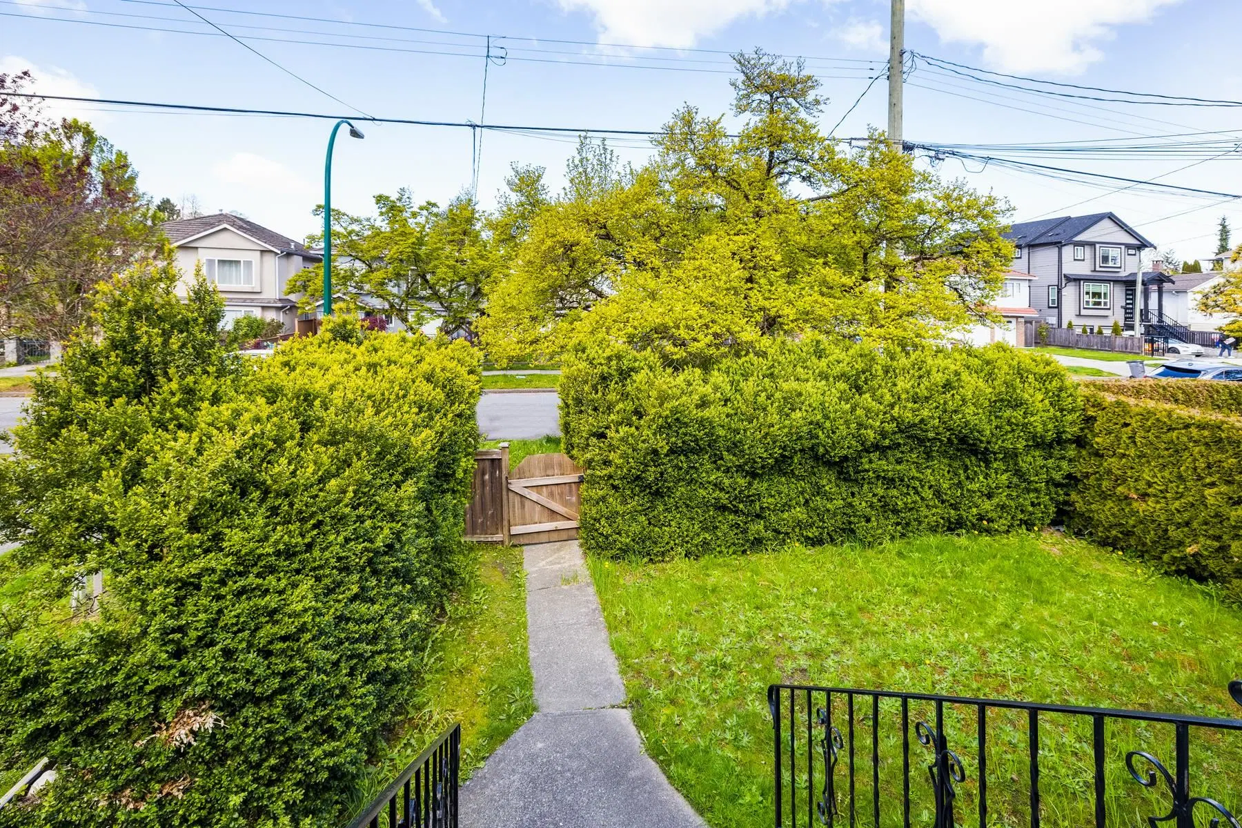 Photo 4 of 17 at 4766 Gothard Street