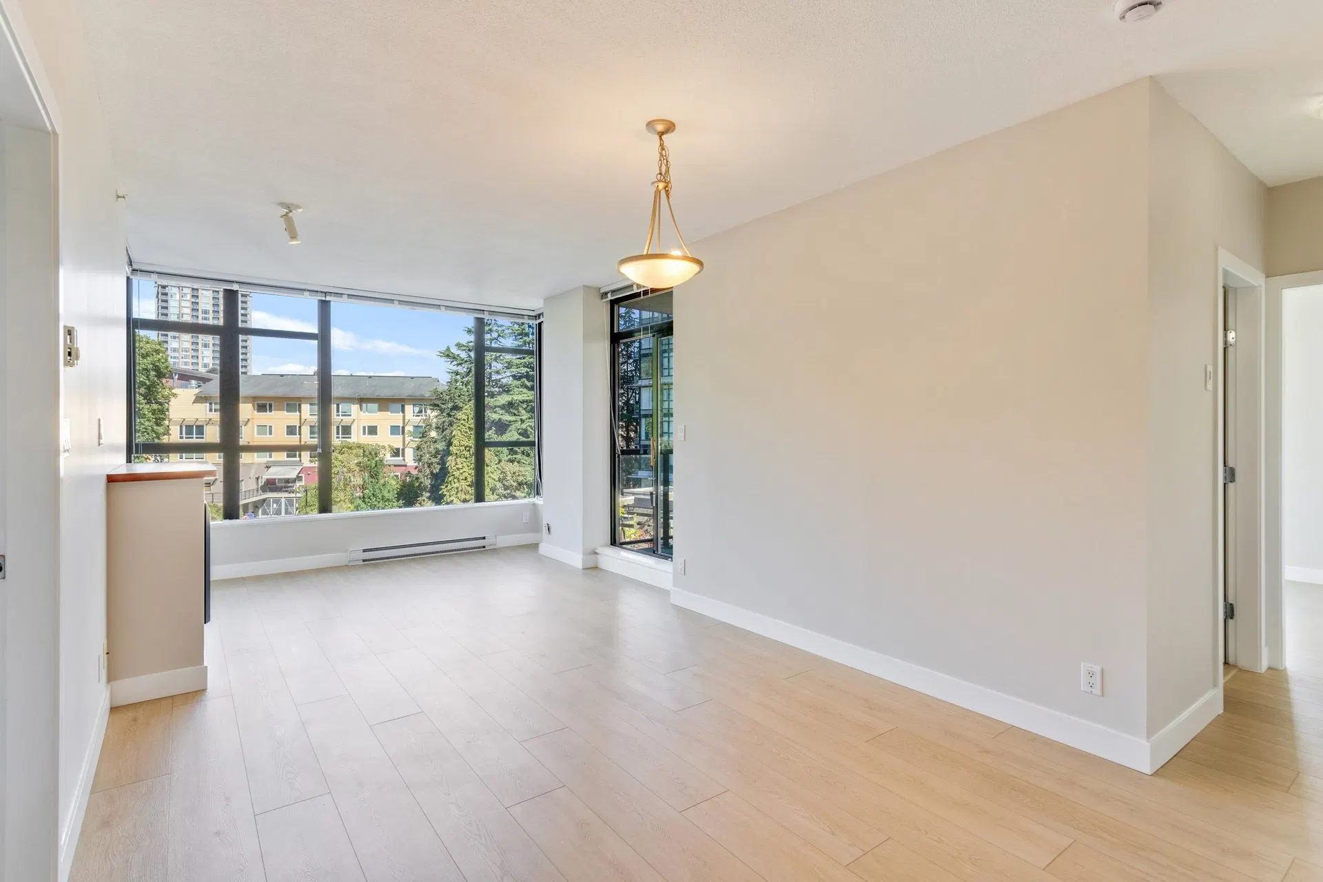 Photo 2 of 28 at #605 – 11 E Royal Avenue
