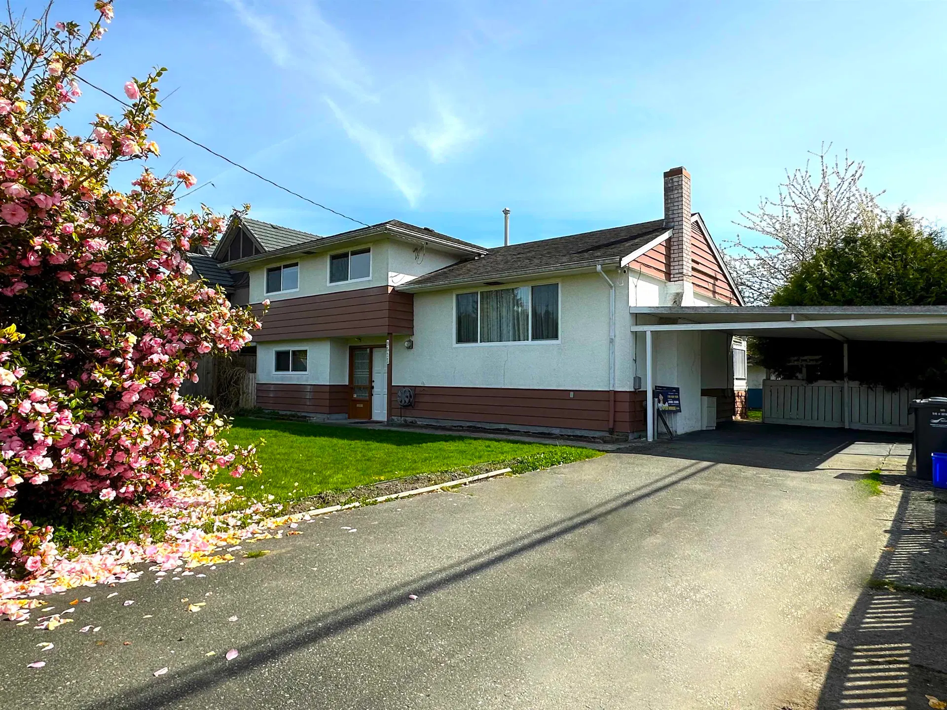 Photo 4 of 35 at 9511 Pinewell Crescent