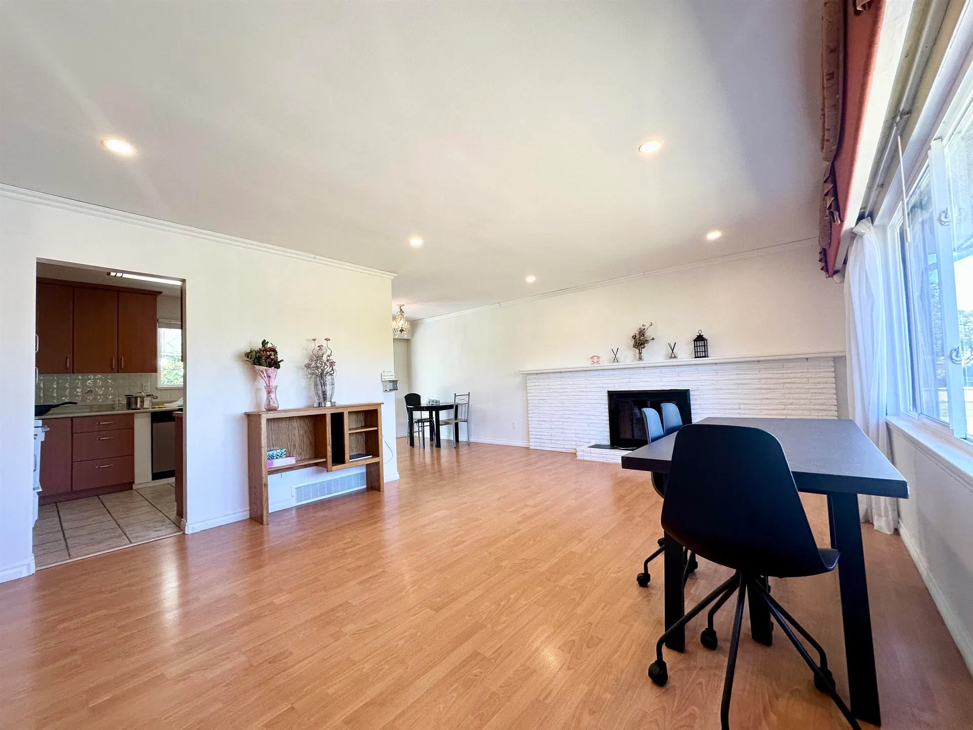 Photo 5 of 35 at 9511 Pinewell Crescent