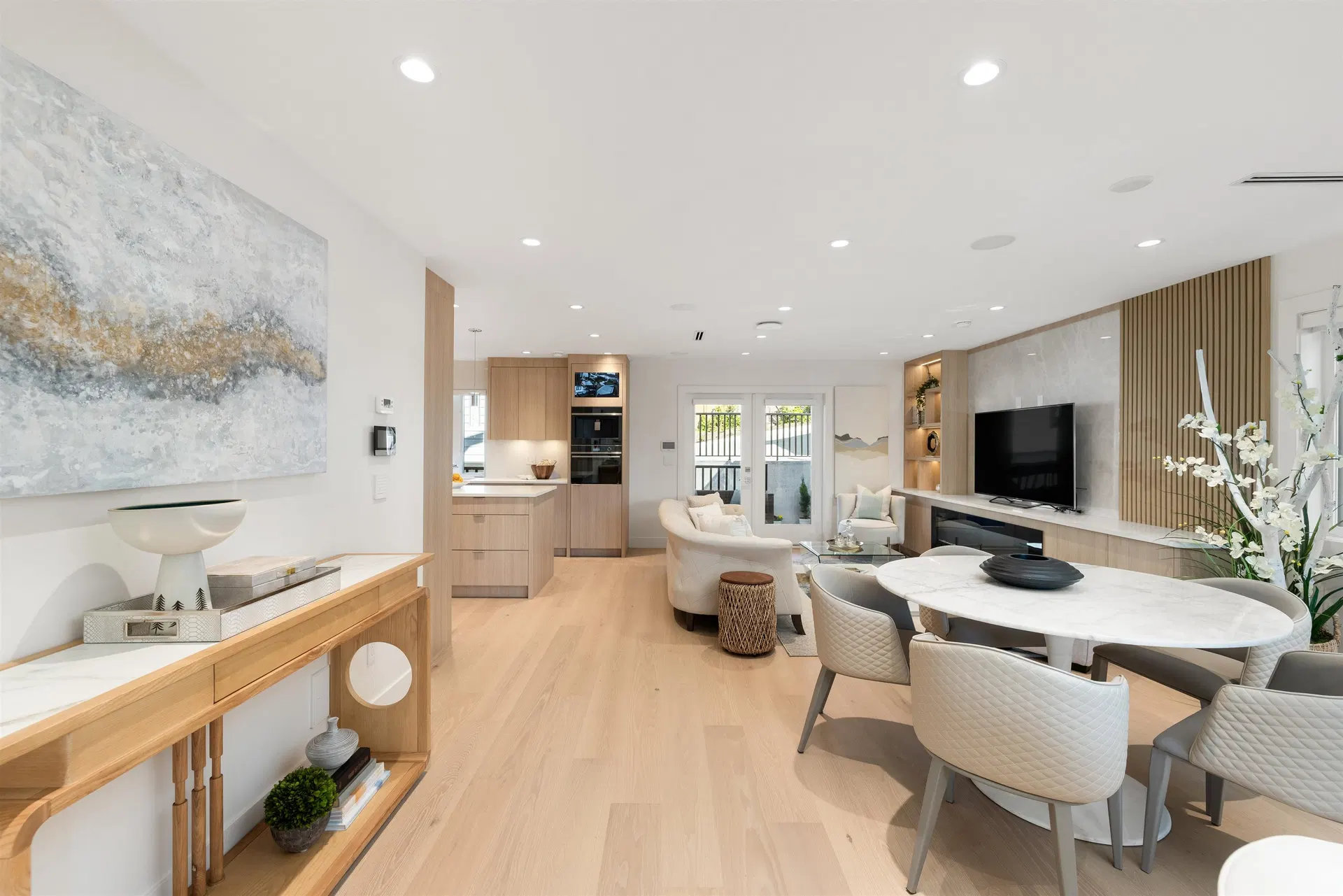 Photo 5 of 40 at 806 Montroyal Boulevard
