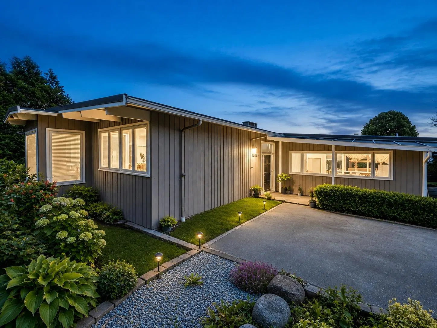 Photo 3 of 36 at 1066 Palmerston Avenue