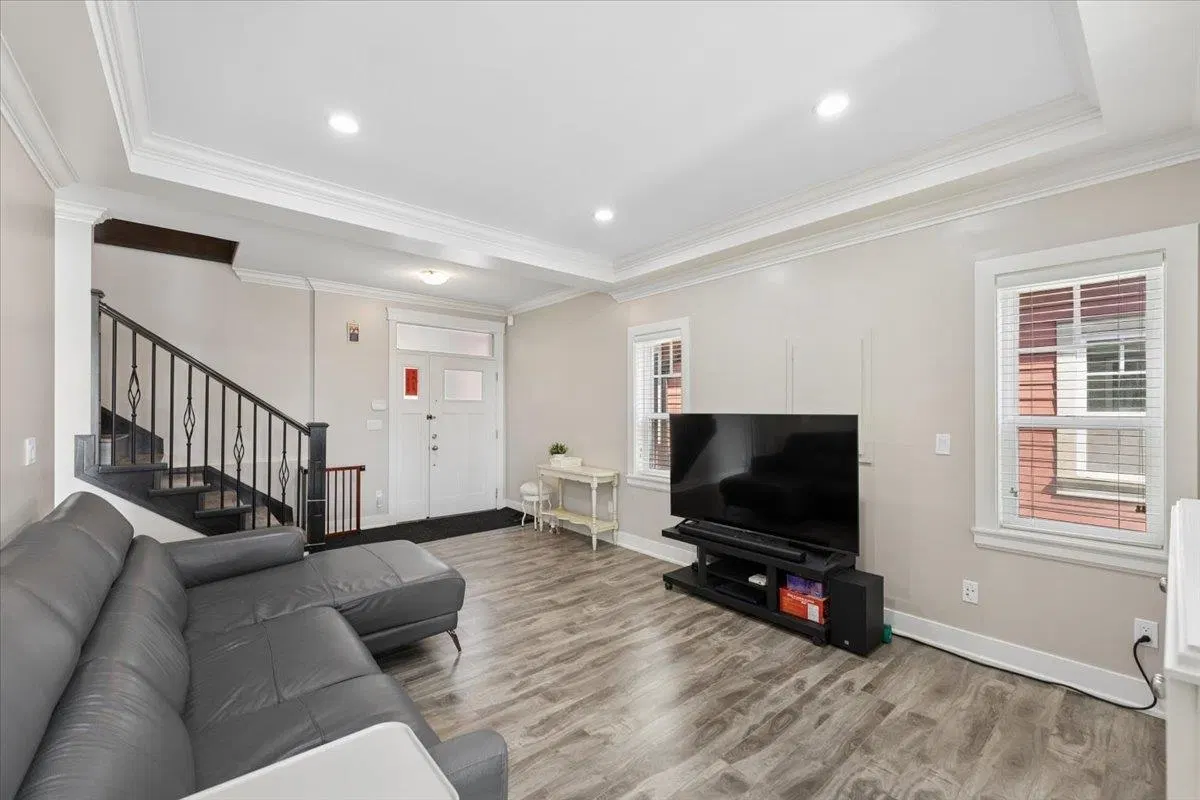 Photo 2 of 38 at #101 – 910 Delestre Avenue
