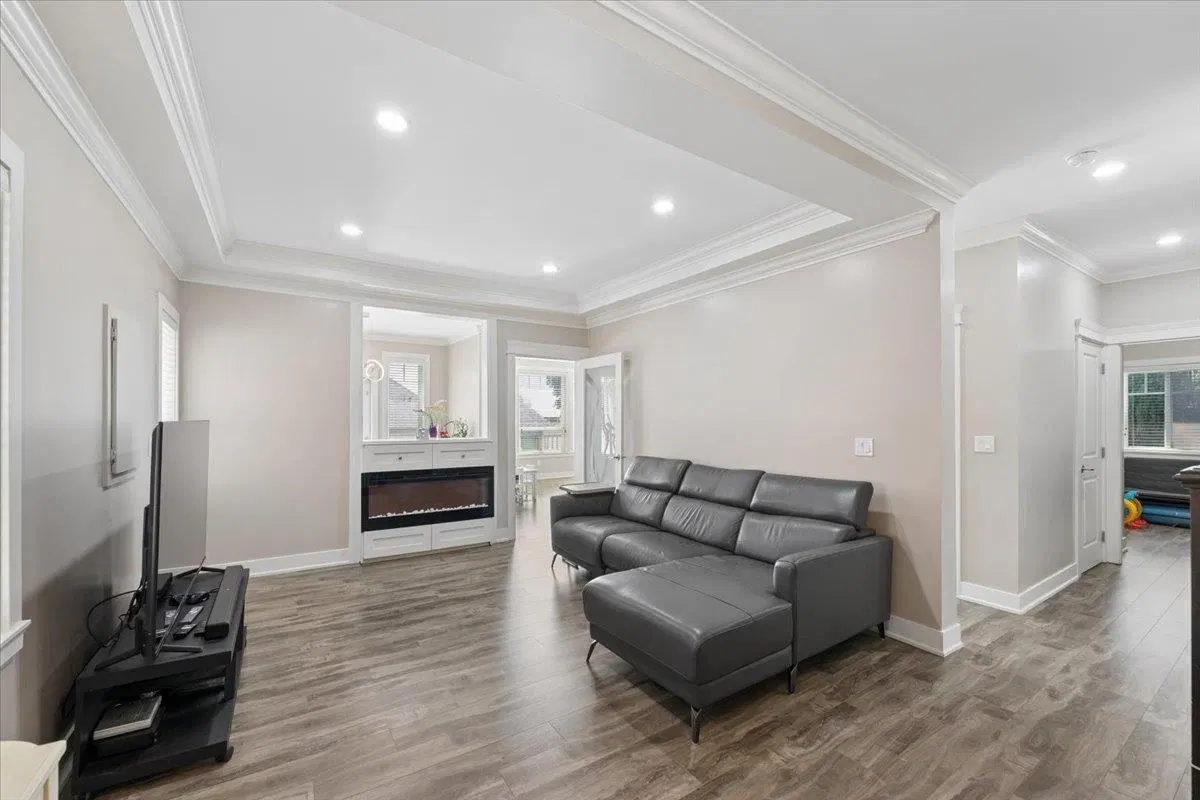 Photo 3 of 38 at #101 – 910 Delestre Avenue