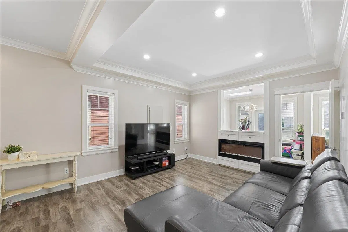 Photo 4 of 38 at #101 – 910 Delestre Avenue