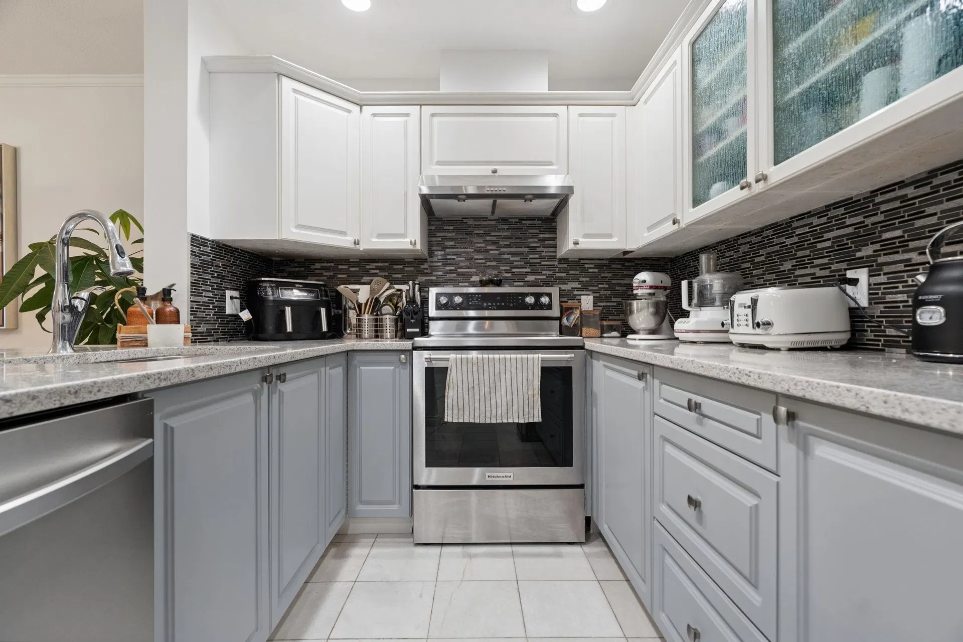 Photo 5 of 38 at #602 – 1500 Ostler Court