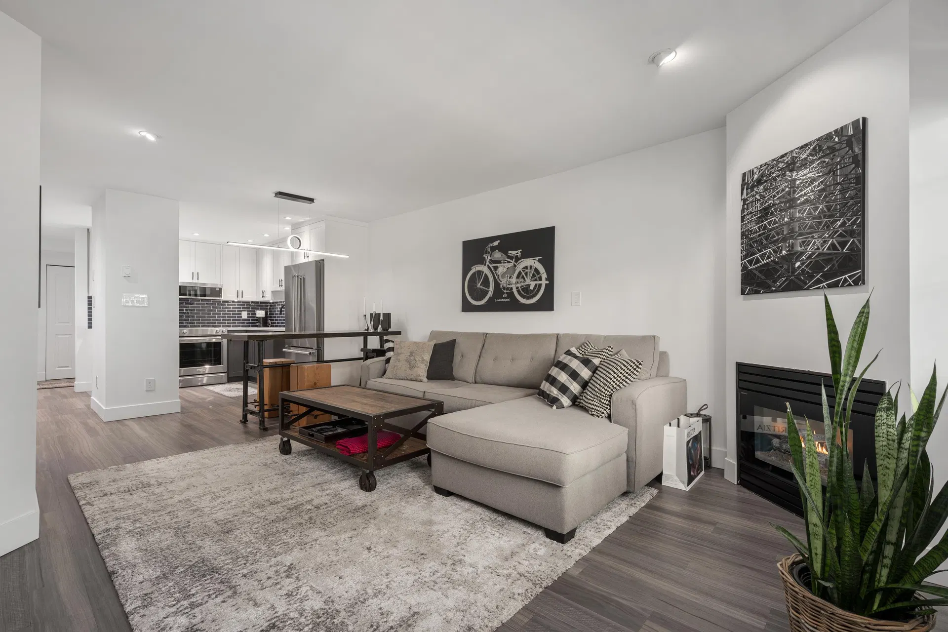 Photo 1 of 29 at 825 W 15th Avenue