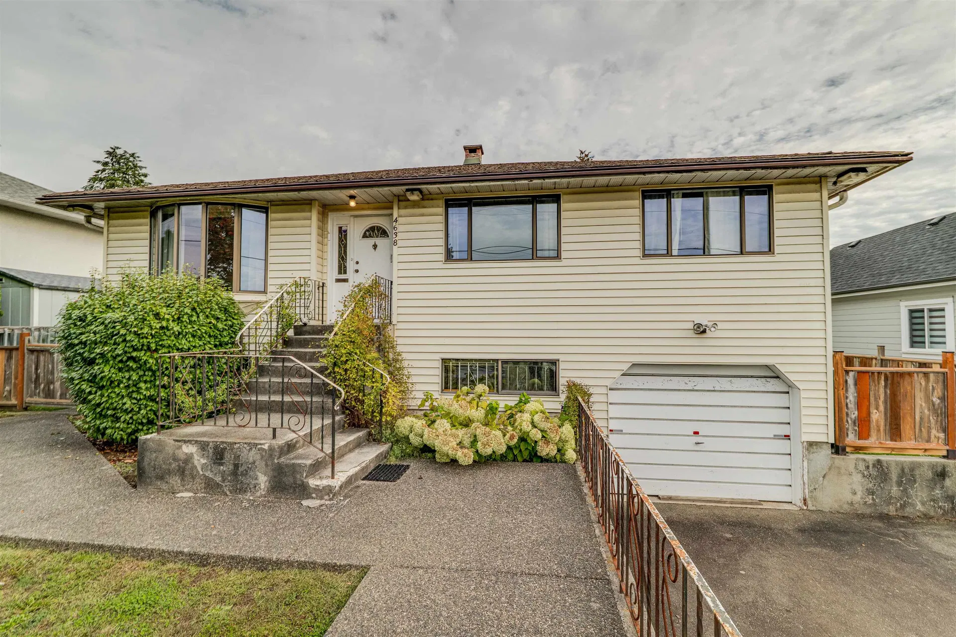 Photo 2 of 37 at 4638 Royal Oak Avenue