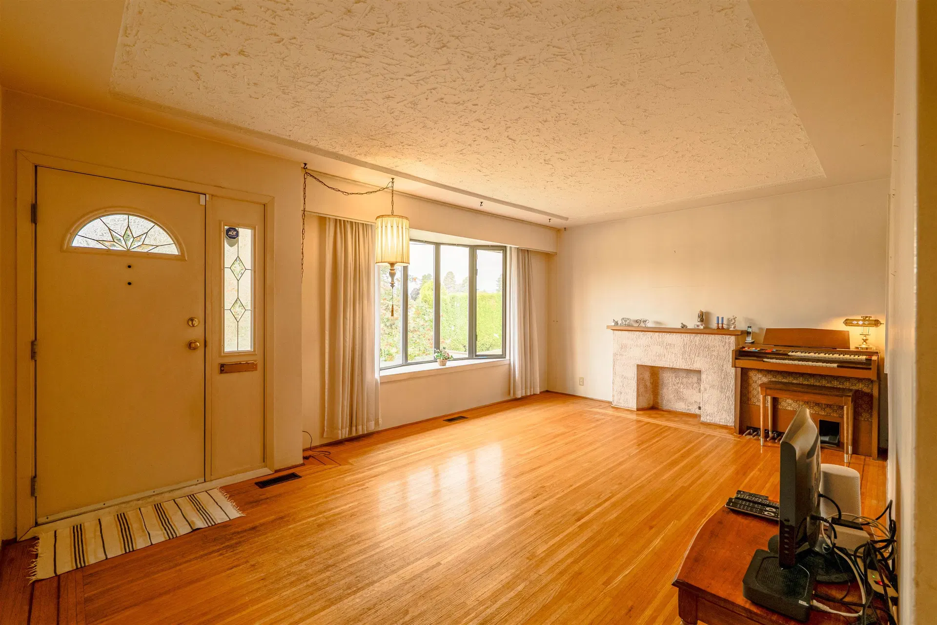 Photo 3 of 37 at 4638 Royal Oak Avenue