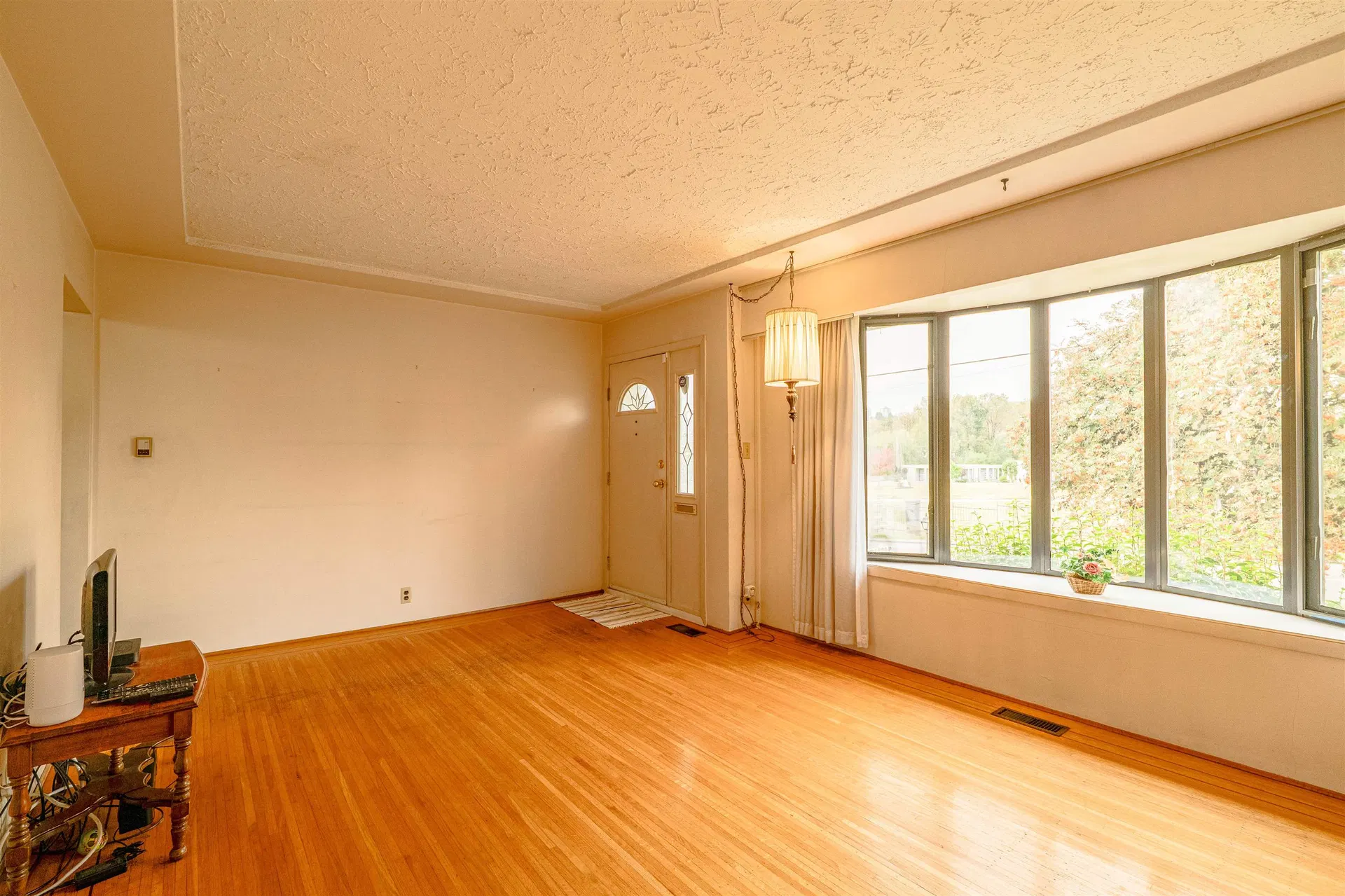 Photo 5 of 37 at 4638 Royal Oak Avenue
