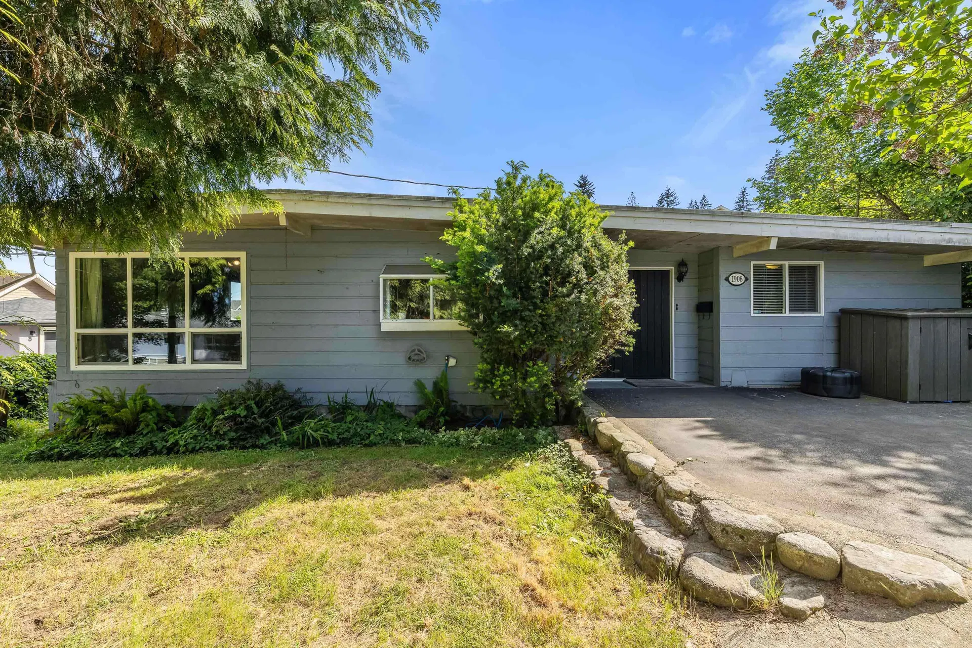 Photo 1 of 40 at 1908 Warwick Crescent