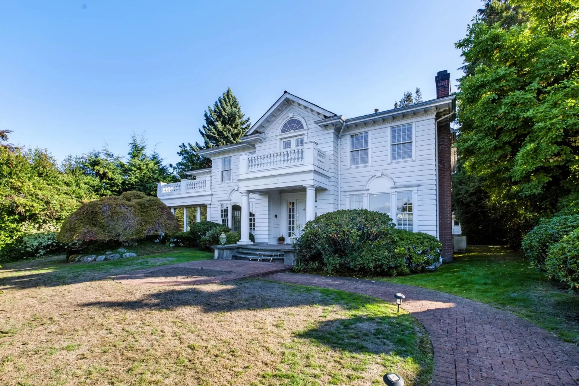 Photo 1 of 32 at 1330 Minto Crescent