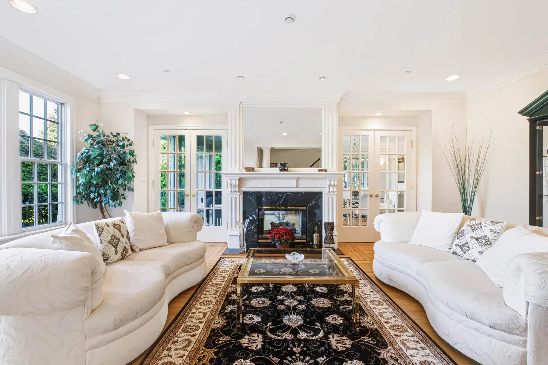 Photo 5 of 32 at 1330 Minto Crescent