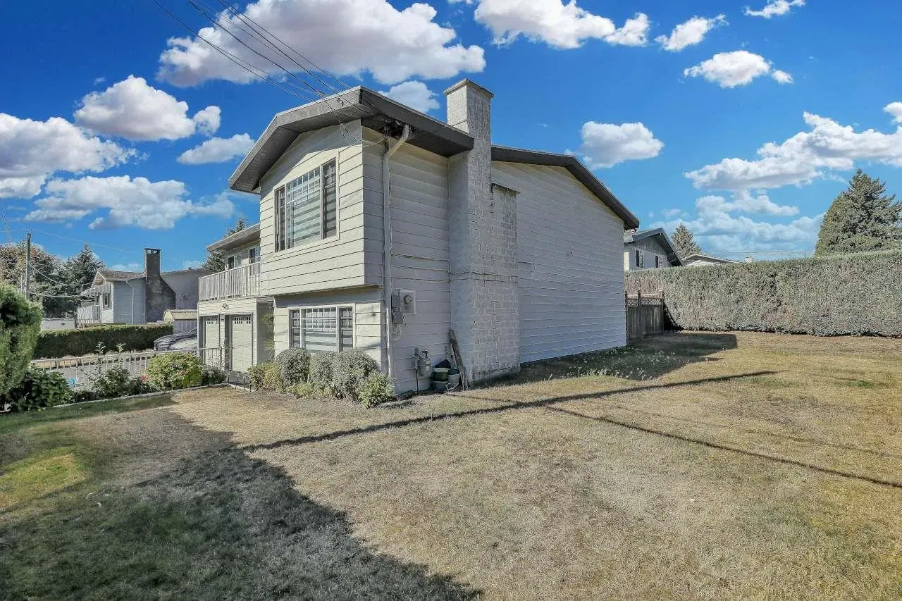 Photo 4 of 40 at 11183 74a Avenue