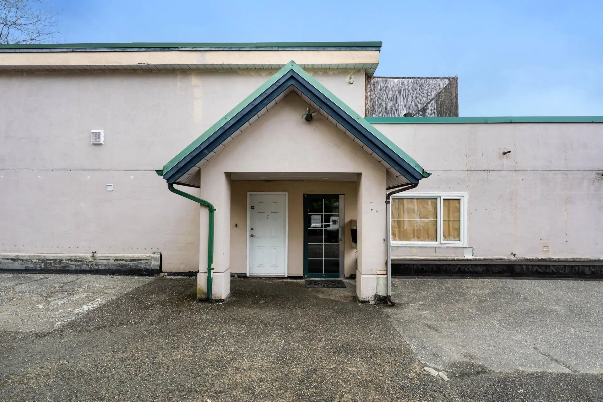Photo 2 of 27 at #114 – 918 Roderick Avenue