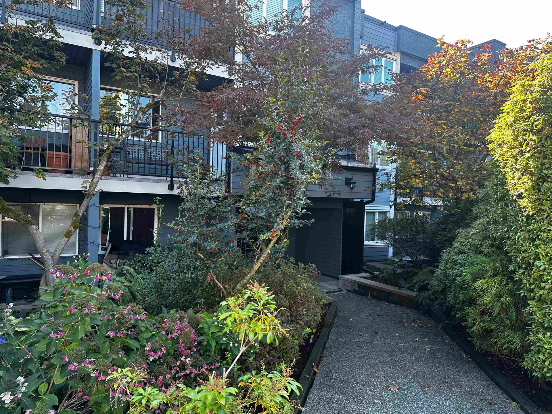 #205 – 1122 King Albert Avenue