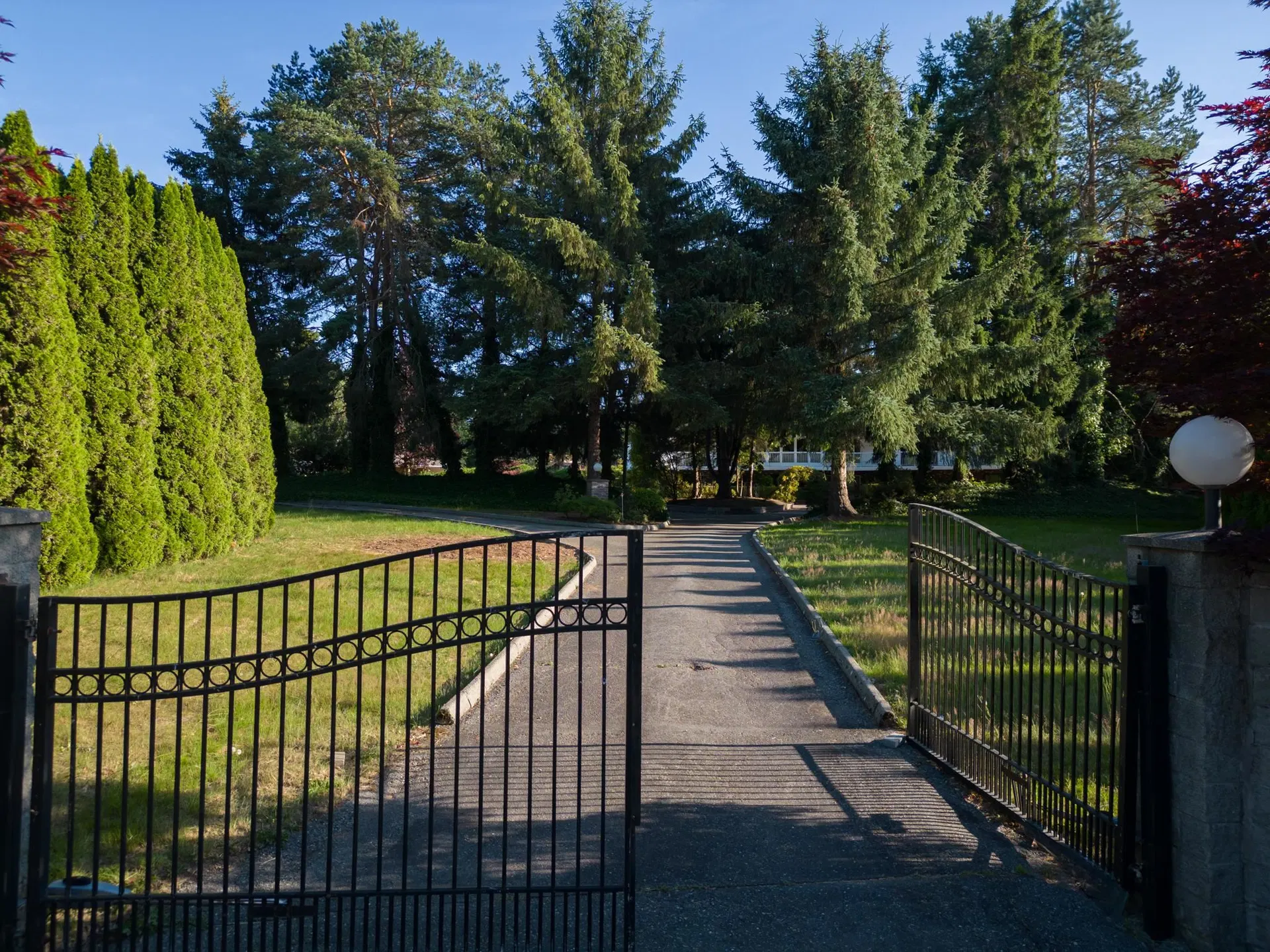 Photo 3 of 40 at 21480 18 Avenue