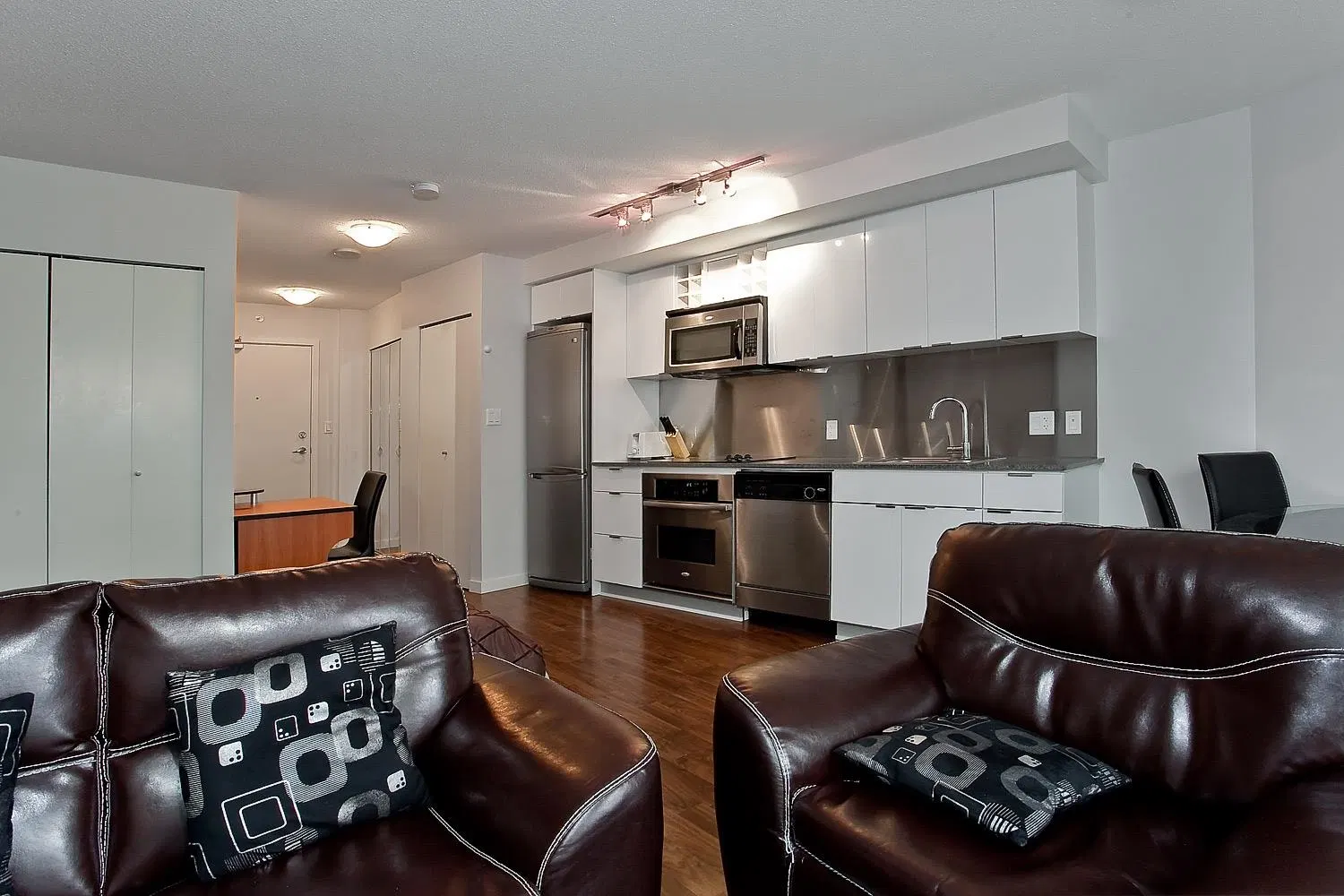Photo 2 of 19 at #306 – 233 Robson Street