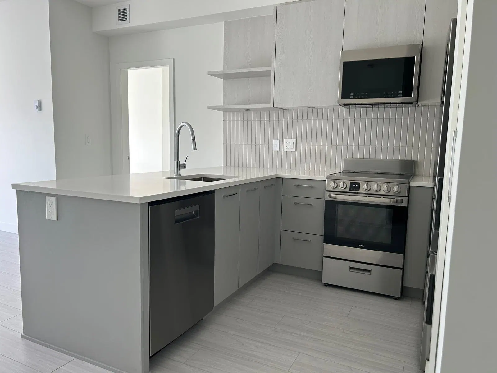 Photo 3 of 30 at #525 – 10777 138 Street
